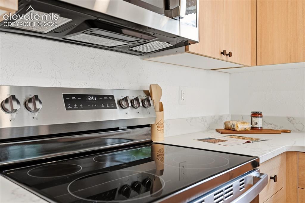Image 12 of 30: Kitchen