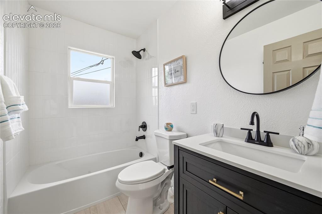 Image 16 of 30: Bathroom