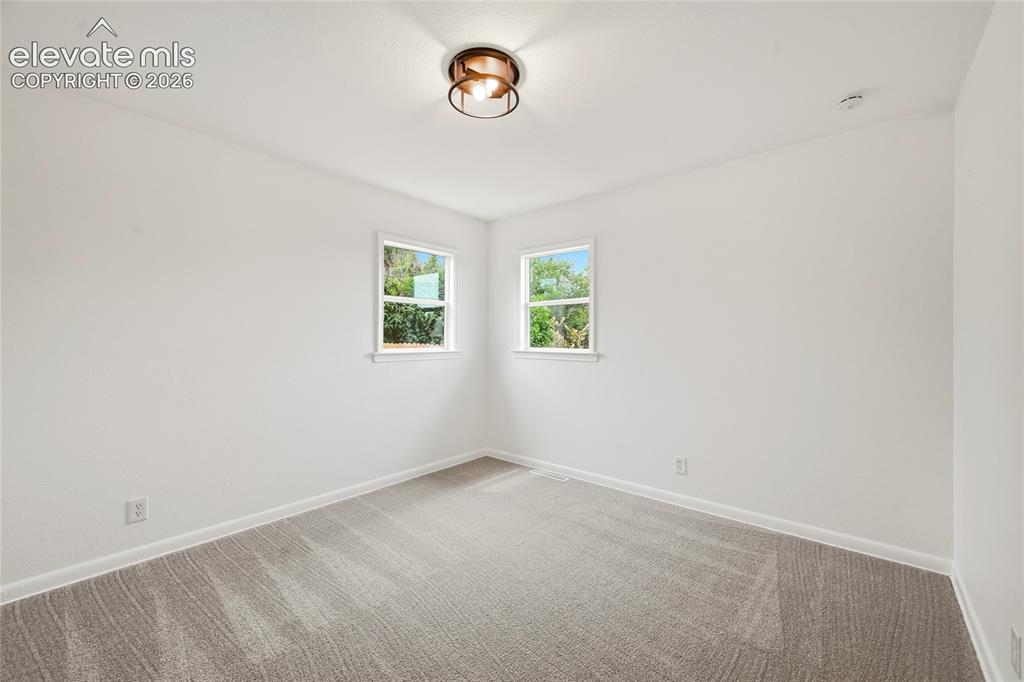Image 19 of 30: Bedroom