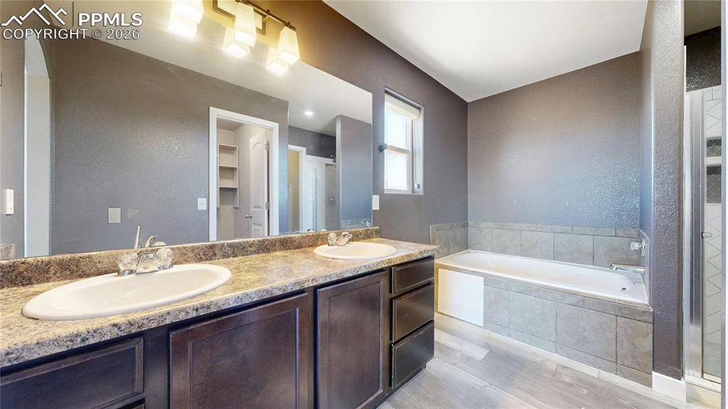 Image 27 of 46: Bathroom