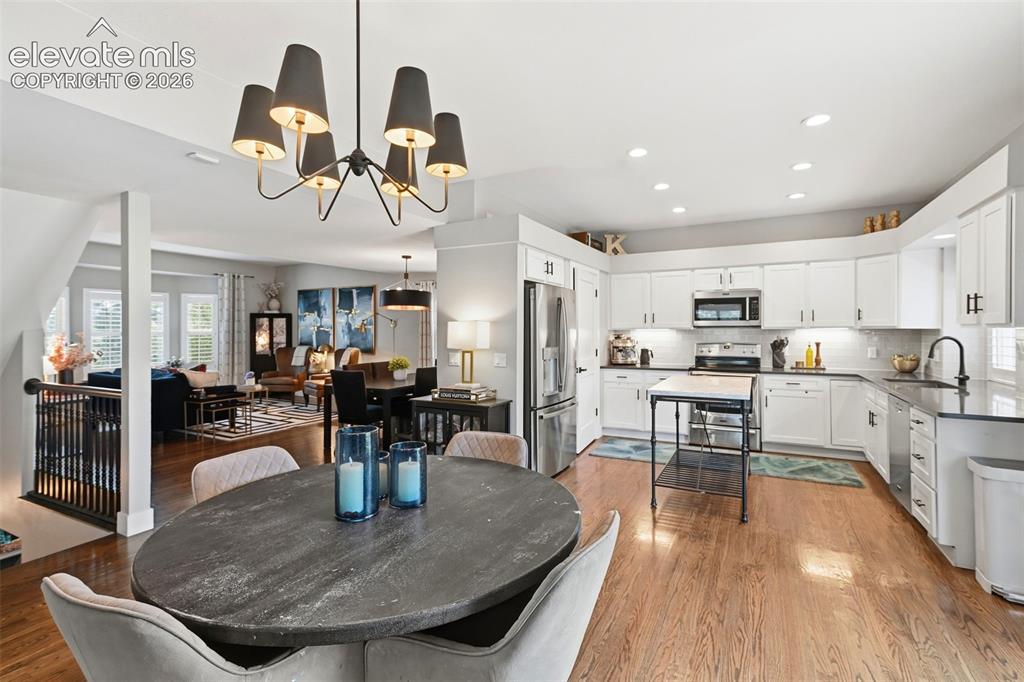 Image 14 of 42: Dining Area