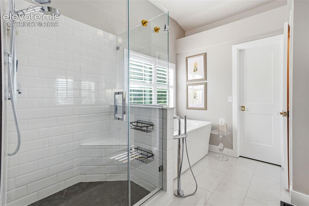 Image 22 of 42: Bathroom