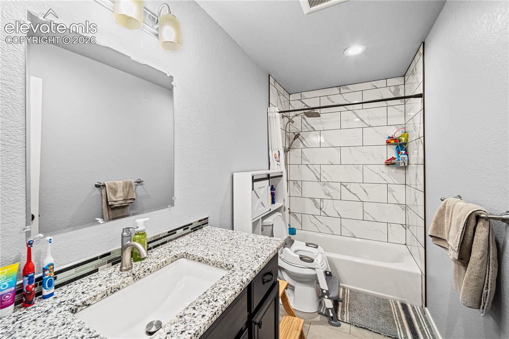 Image 14 of 21: Bathroom