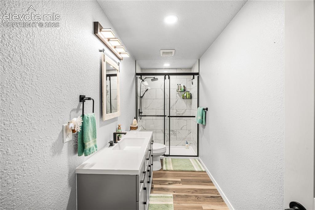 Image 15 of 21: Bathroom
