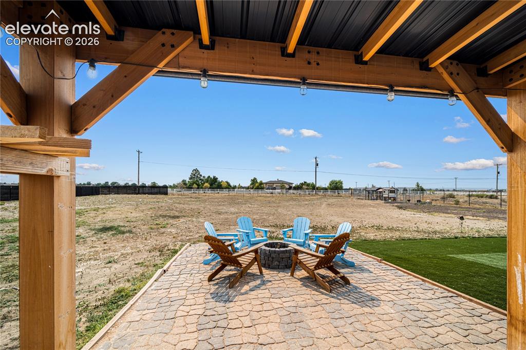 Image 18 of 21: Patio