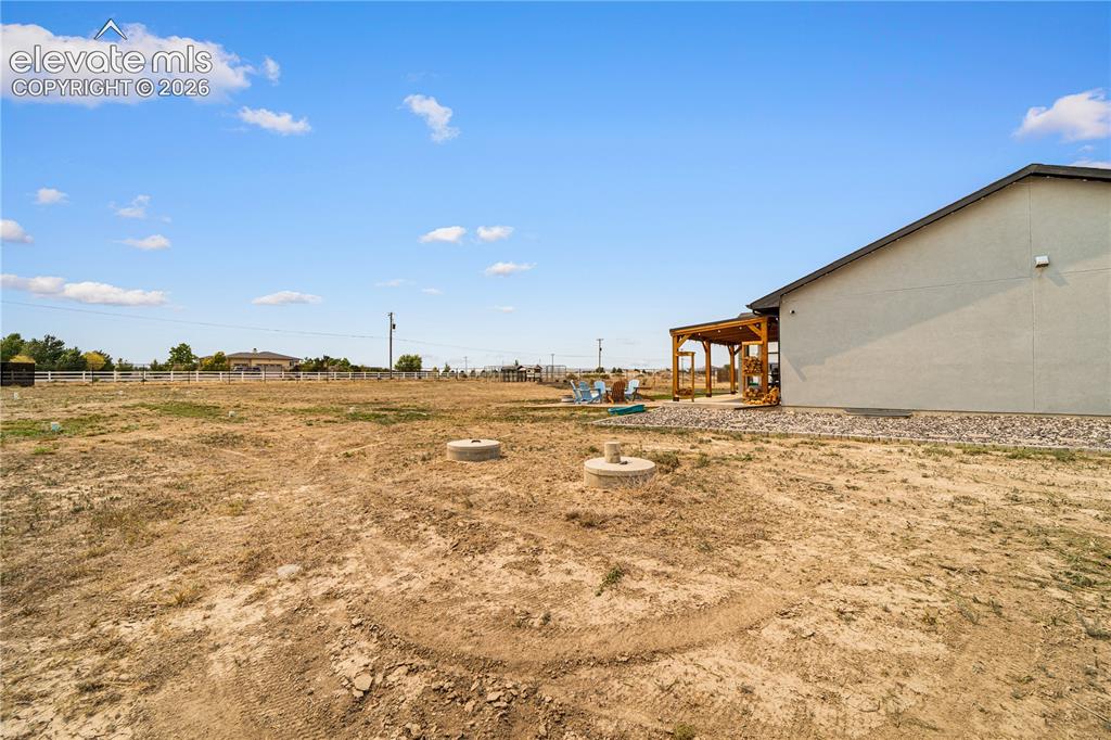 Image 19 of 21: Yard
