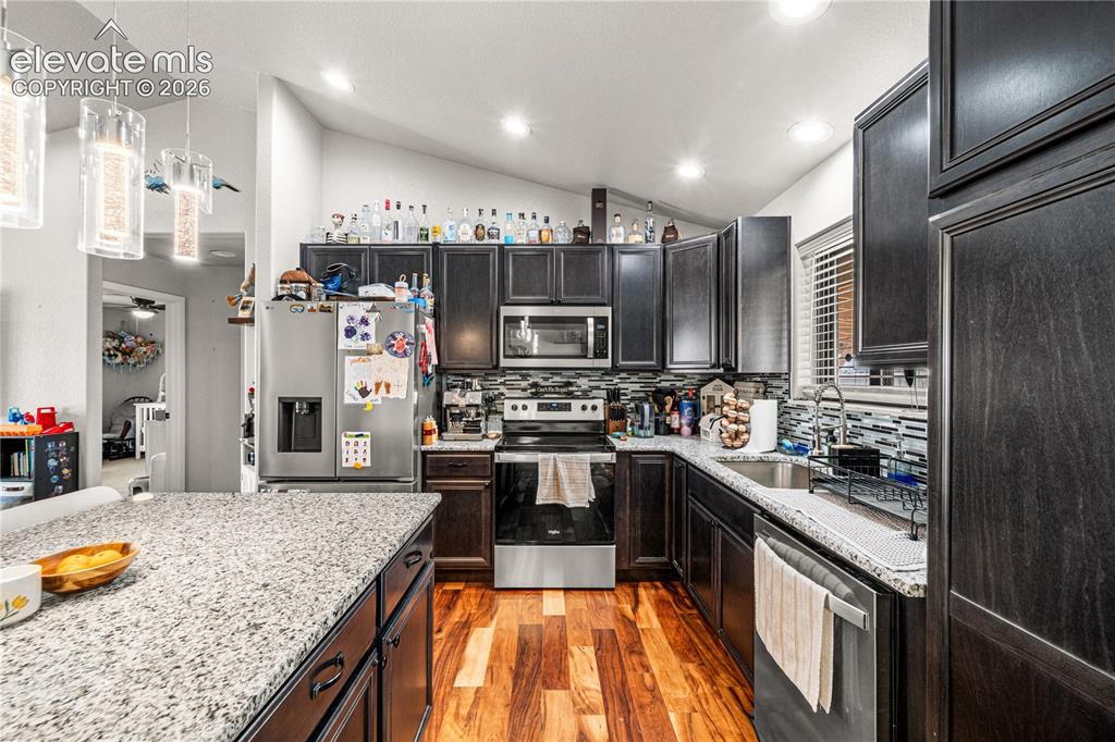 Image 7 of 21: Kitchen