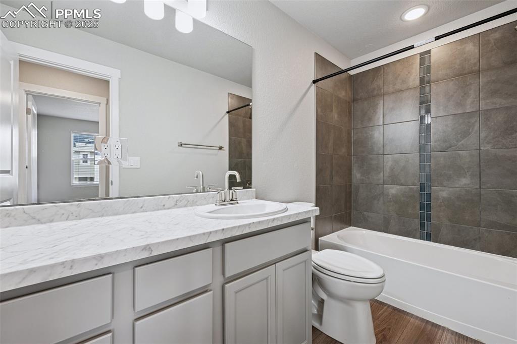 Image 26 of 38: Bathroom