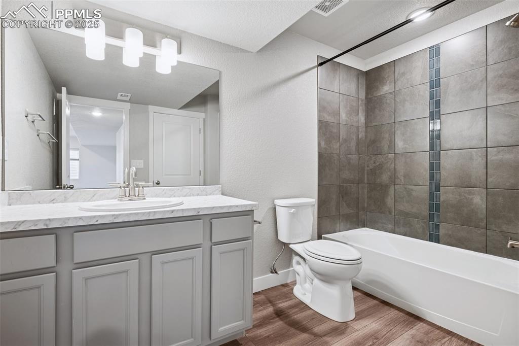 Image 35 of 38: Bathroom