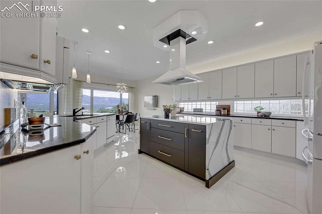 Image 13 of 48: Spacious and Bright Kitchen