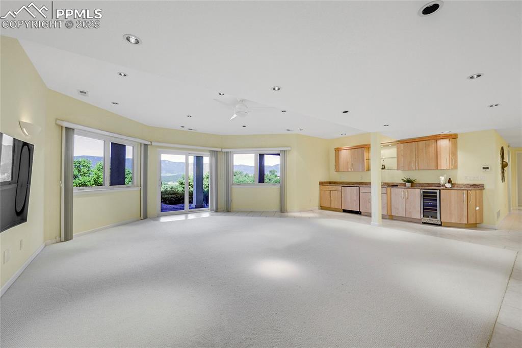 Image 33 of 48: Lower LVL-Full Wet Bar