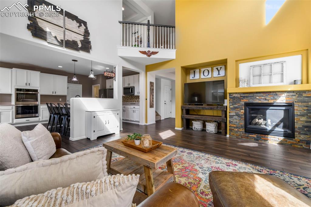 Image 10 of 50: Office