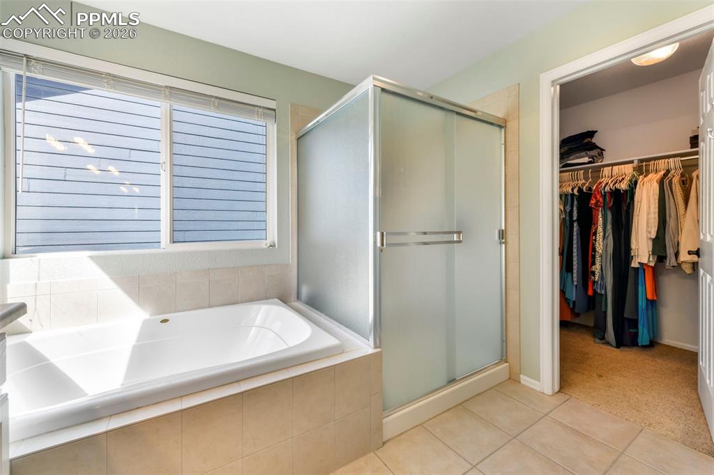 Image 26 of 50: Bedroom