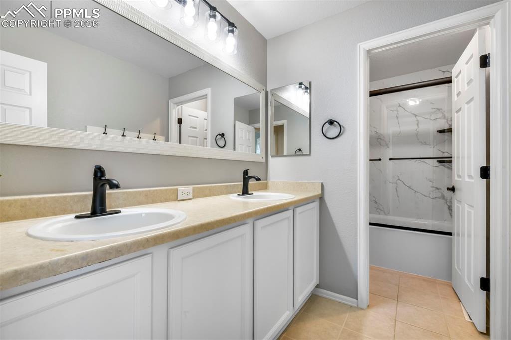 Image 30 of 50: Bathroom