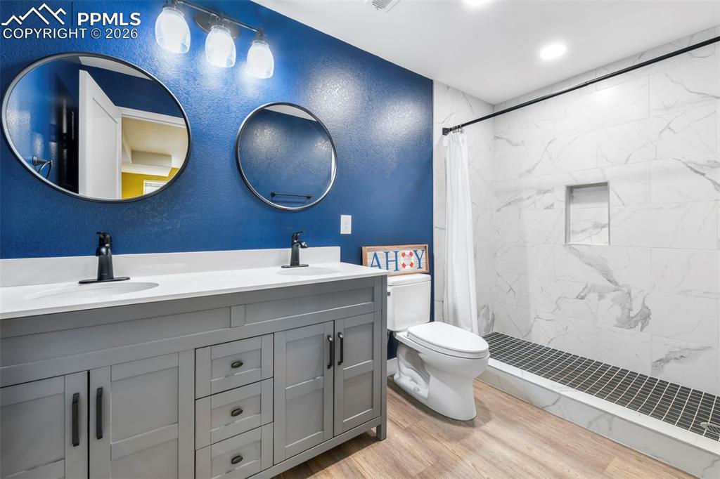 Image 42 of 50: Bedroom