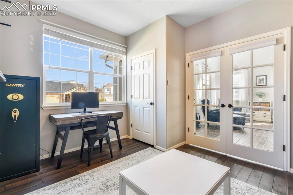 Image 6 of 50: Living Room