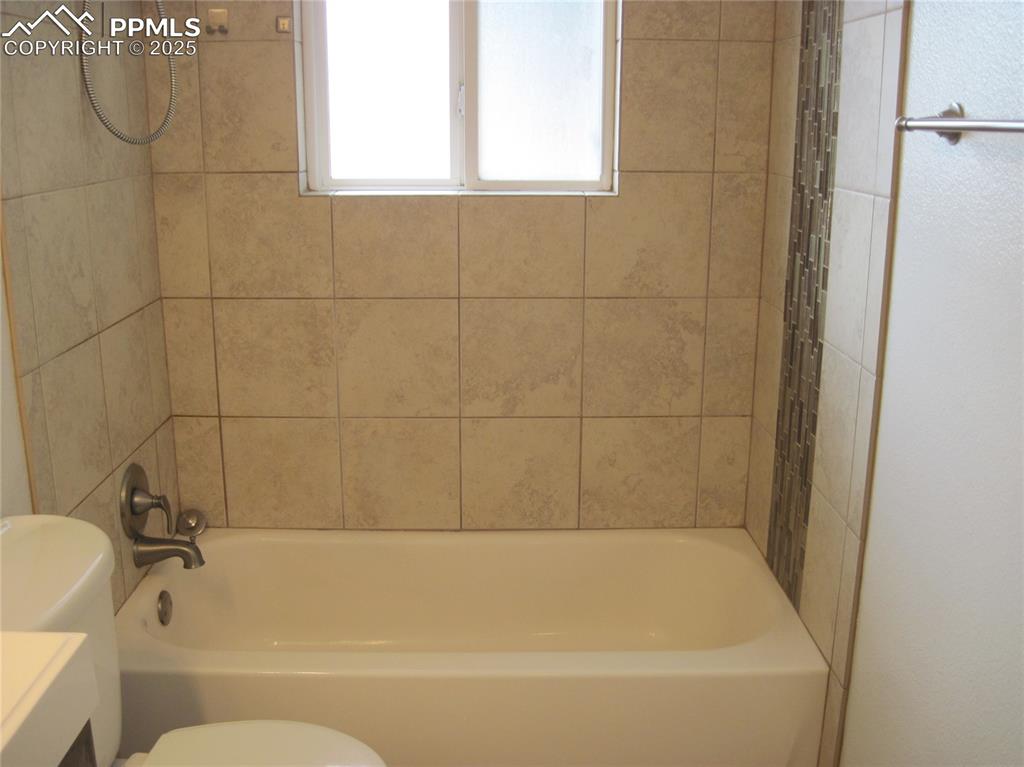 Image 19 of 44: Bathroom