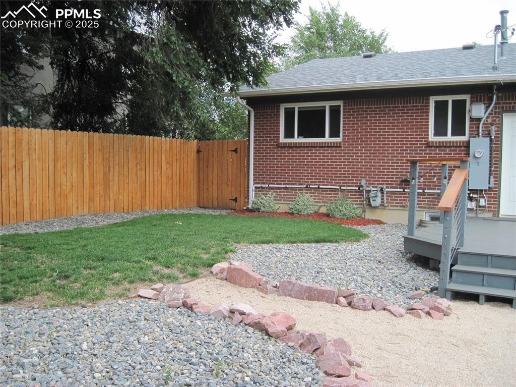 Image 35 of 44: Yard