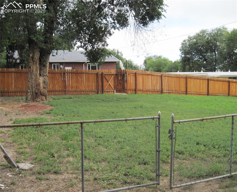 Image 40 of 44: Yard