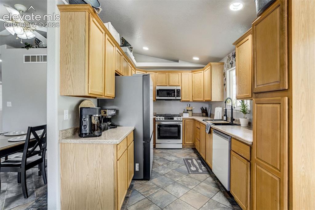 Image 13 of 50: Kitchen