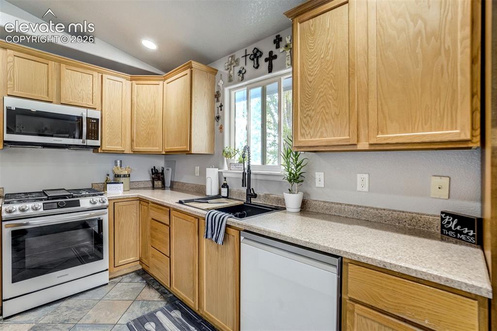 Image 14 of 50: Kitchen