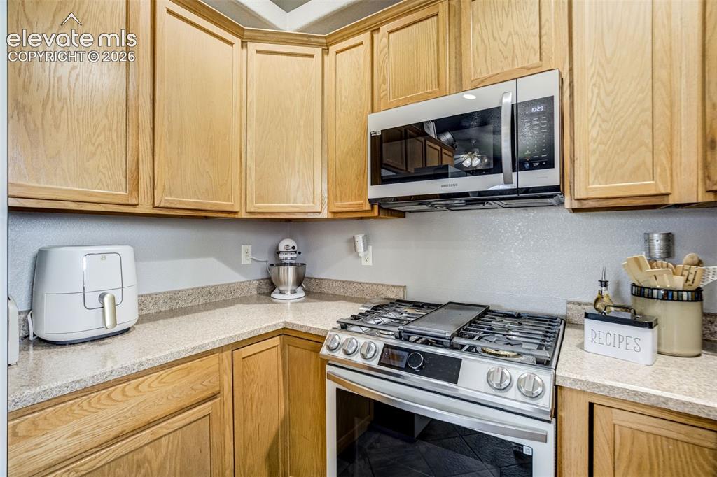 Image 15 of 50: Kitchen