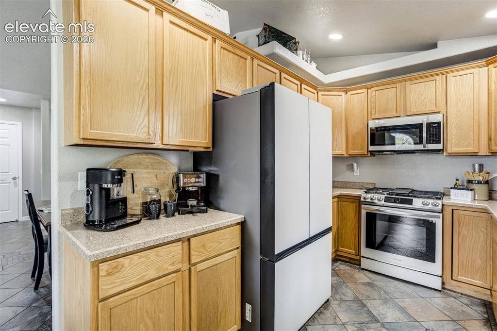 Image 16 of 50: Kitchen