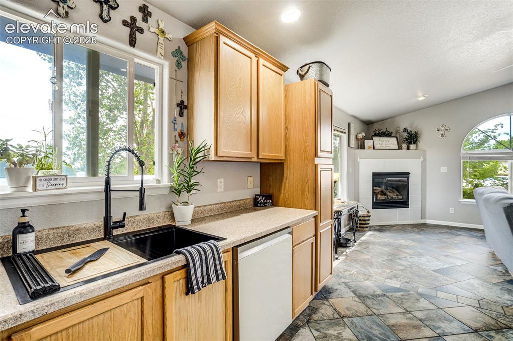 Image 17 of 50: Kitchen