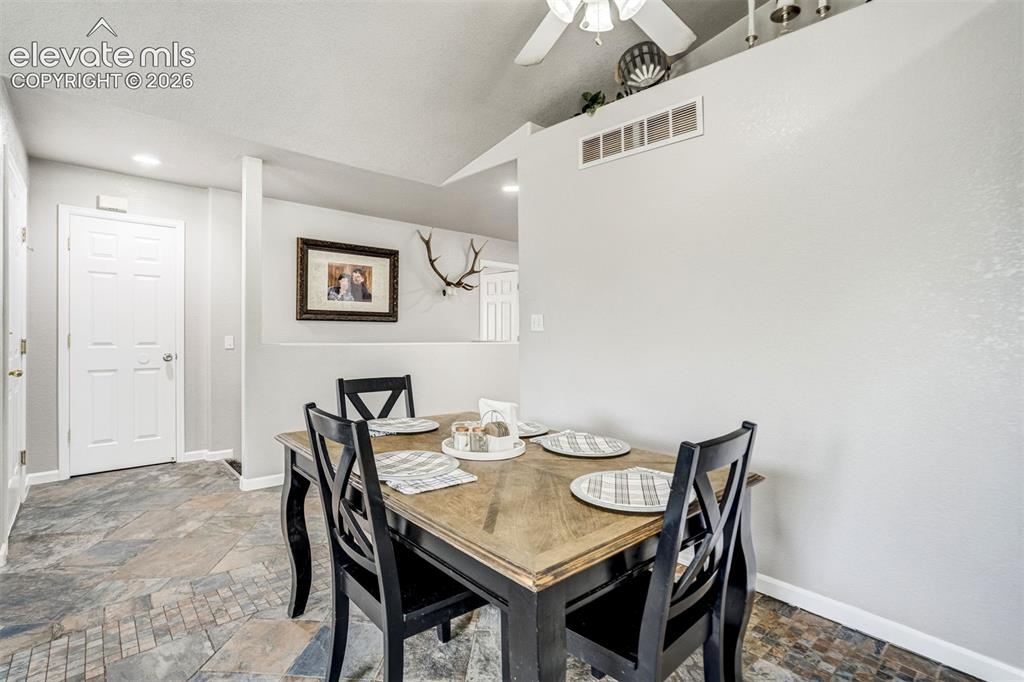 Image 18 of 50: Dining Area