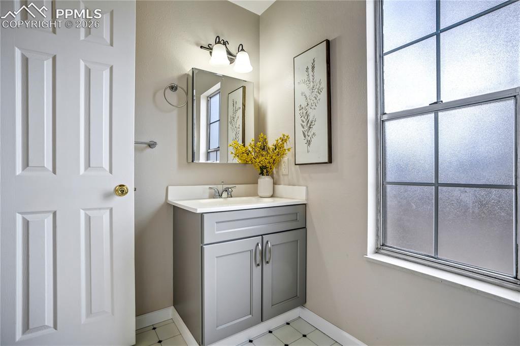 Image 13 of 31: Bathroom