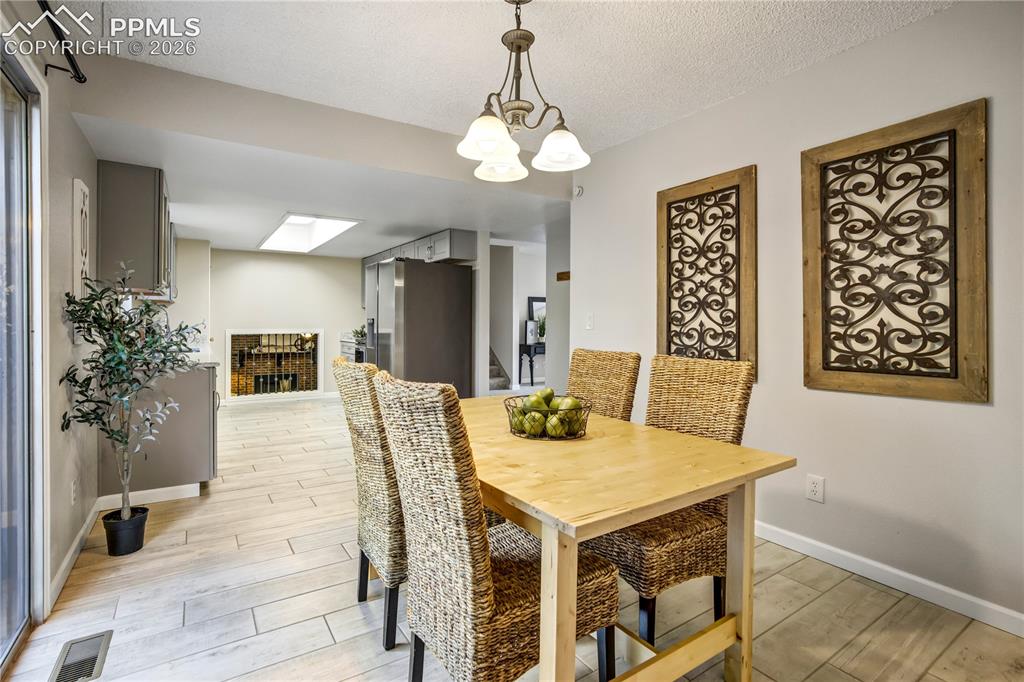 Image 7 of 31: Dining Area