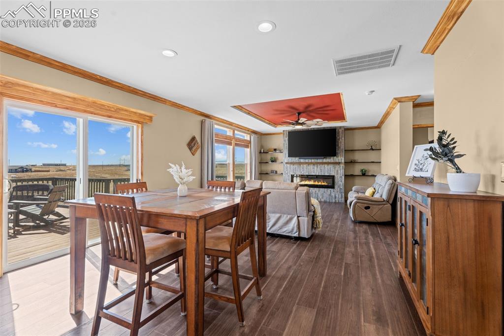 Image 10 of 35: Dining Area