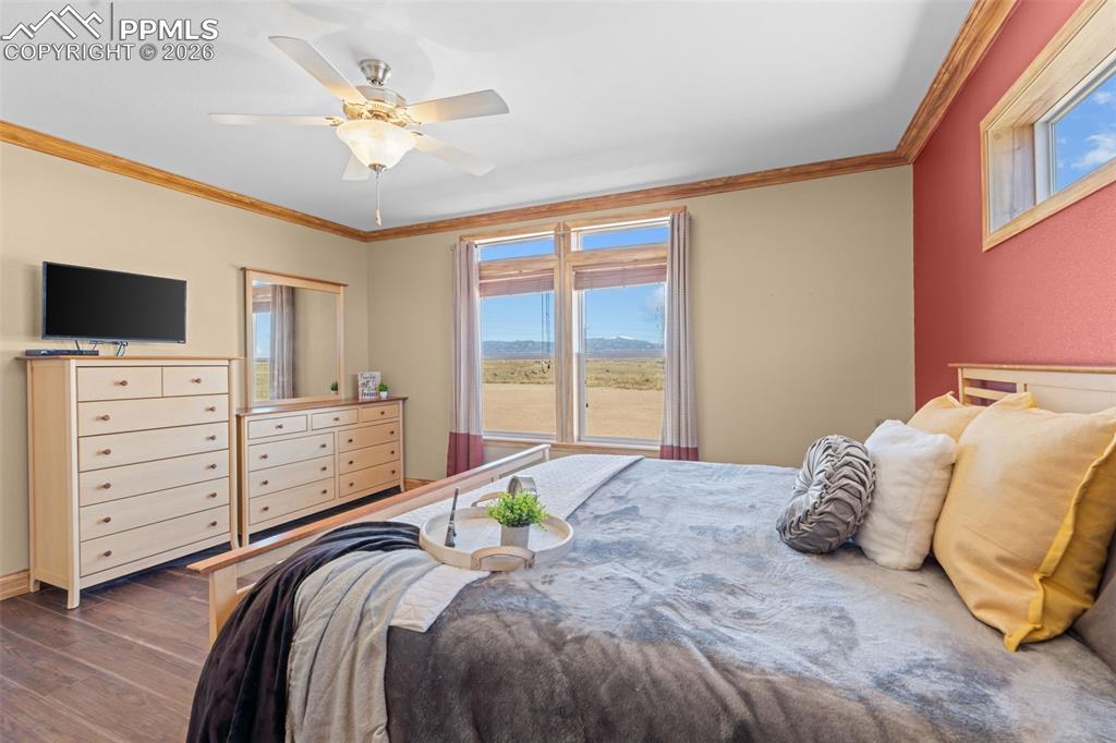 Image 12 of 35: Bedroom