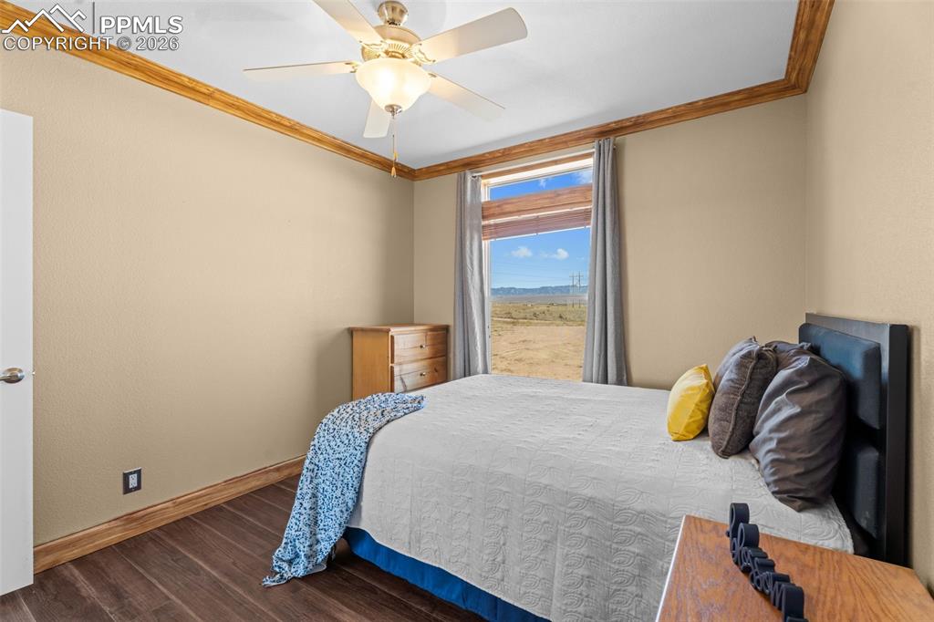 Image 18 of 35: Bedroom