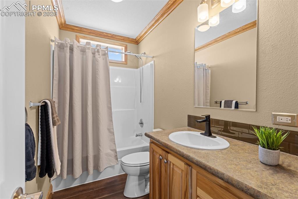 Image 19 of 35: Bathroom