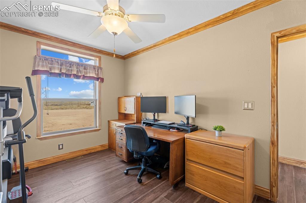 Image 22 of 35: Office