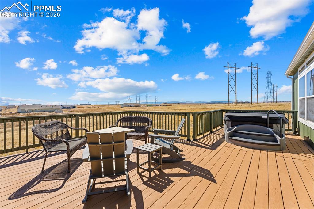 Image 25 of 35: Deck