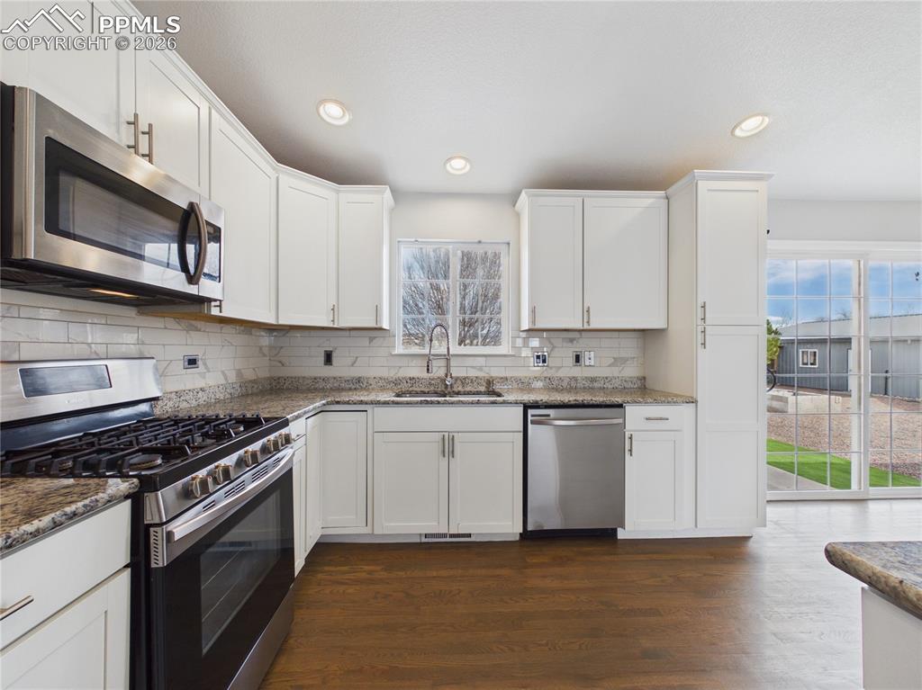 Image 10 of 46: Kitchen