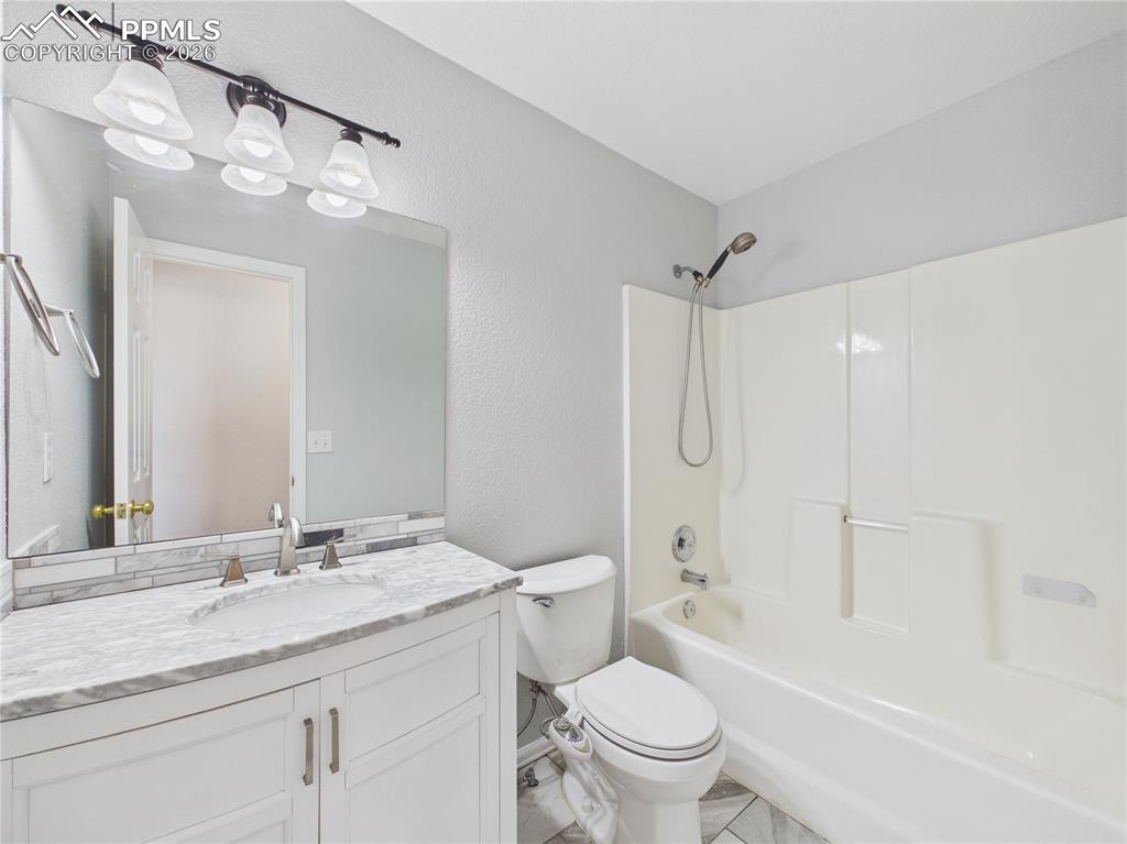 Image 23 of 46: Bathroom