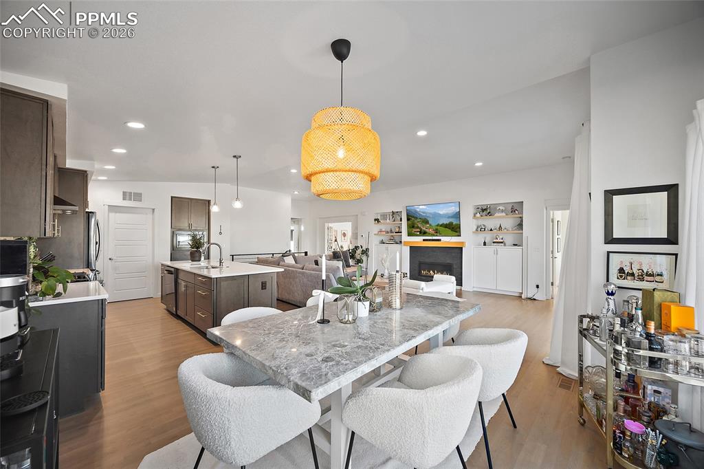 Image 16 of 43: Dining Area