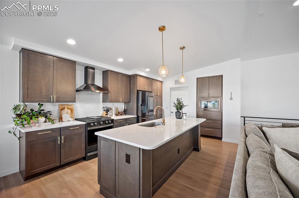 Image 17 of 43: Kitchen