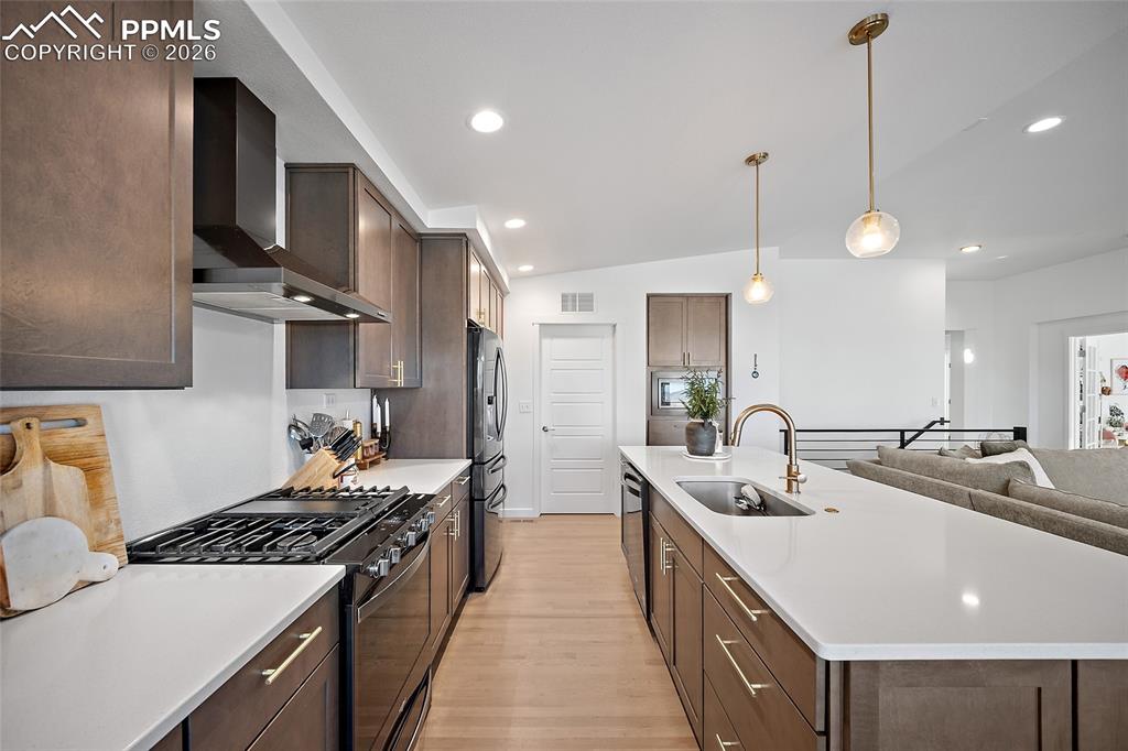 Image 18 of 43: Kitchen