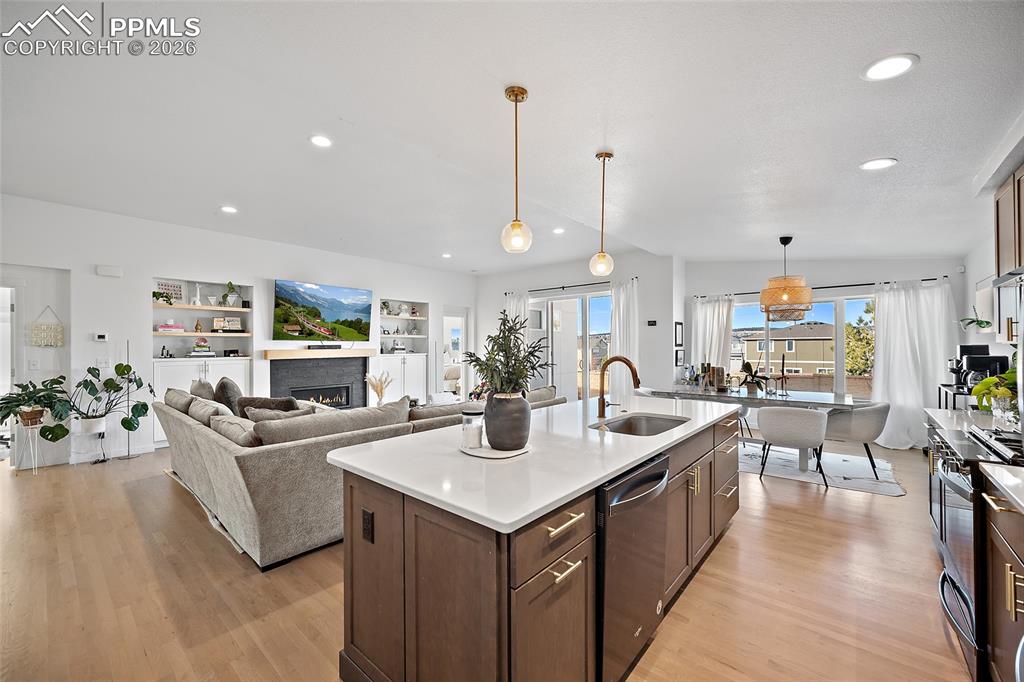 Image 19 of 43: Kitchen