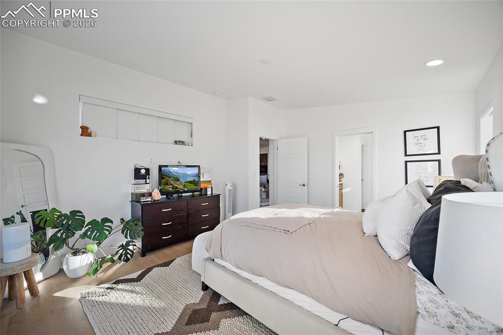 Image 23 of 43: Bedroom