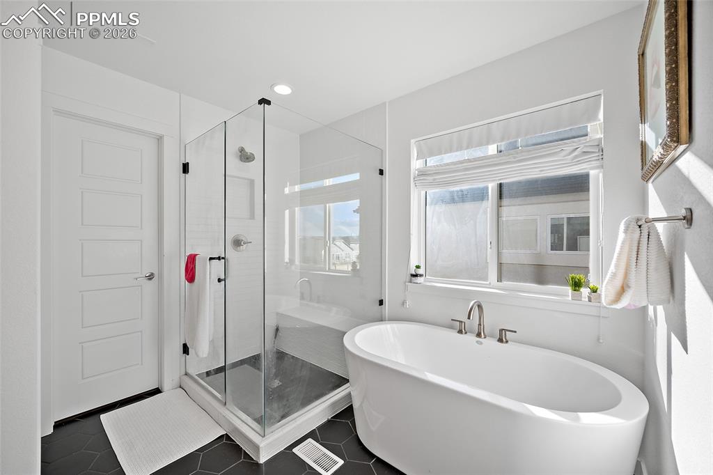 Image 25 of 43: Bathroom