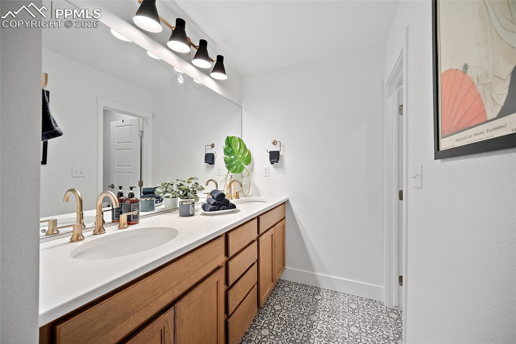 Image 35 of 43: Bathroom