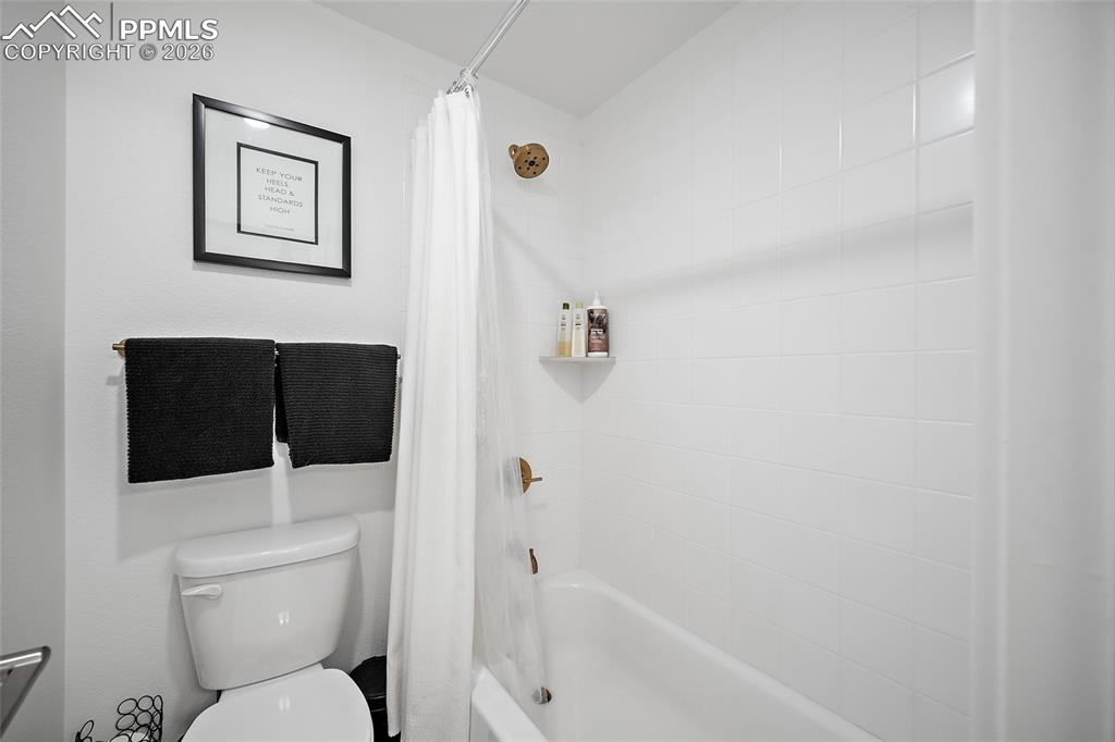 Image 36 of 43: Bathroom