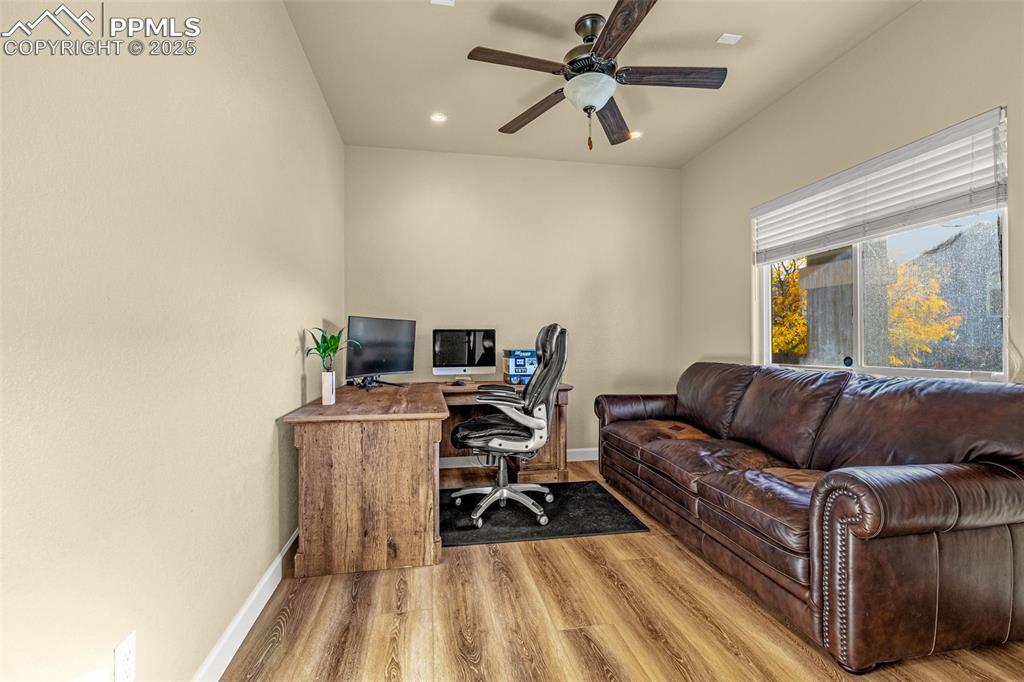 Image 16 of 38: Office