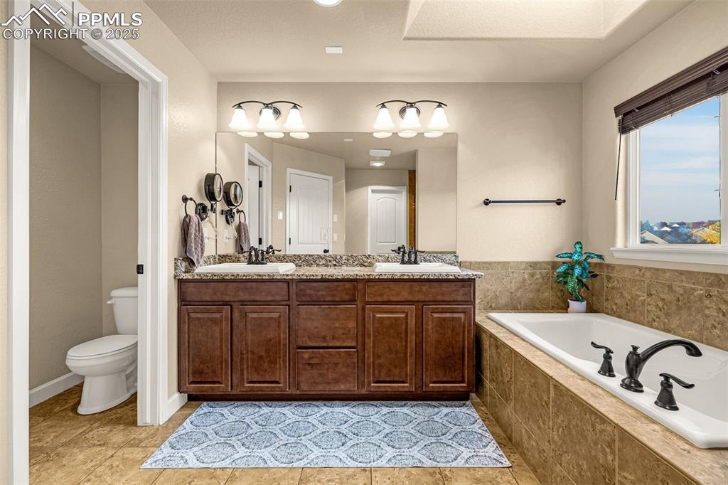 Image 20 of 38: Bathroom