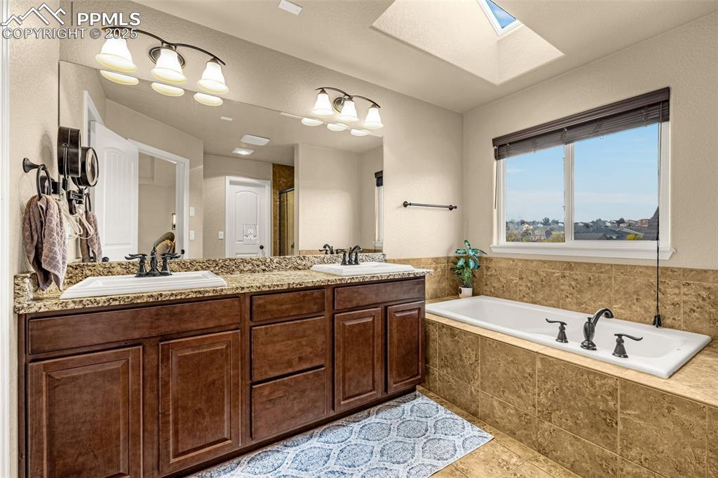 Image 21 of 38: Bathroom